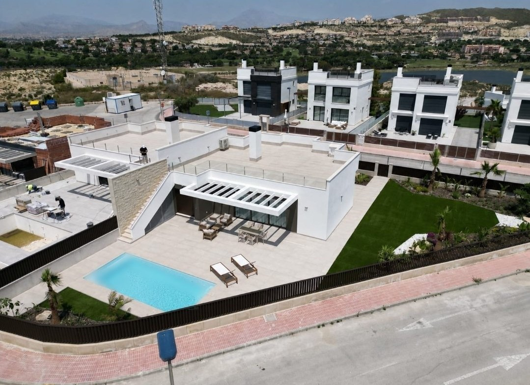 Tu Villa Soñada en Muchamiel: Lujo, Piscina y Solárium, Descubra su villa ideal en Muchamiel, Alicante. 3 dorm, 3 baños, piscina privada y solárium en la Costa Blanca. Disfrute del estilo de vida mediterráneo cerca d