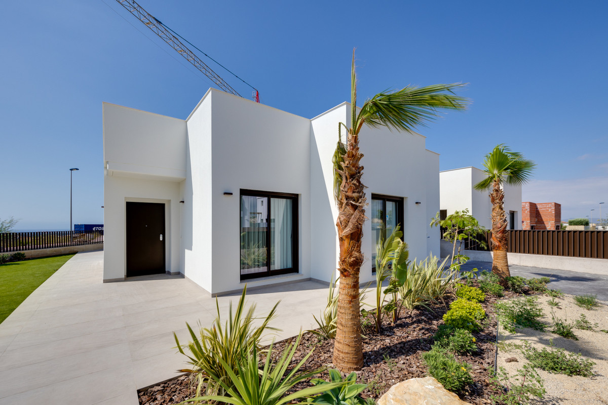 Tu Villa Soñada en Muchamiel: Lujo, Piscina y Solárium, Descubra su villa ideal en Muchamiel, Alicante. 3 dorm, 3 baños, piscina privada y solárium en la Costa Blanca. Disfrute del estilo de vida mediterráneo cerca d