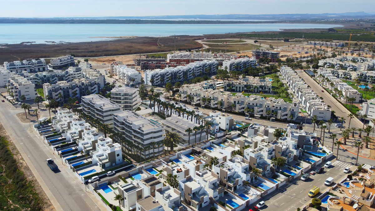Guardamar: Tu Oasis Mediterráneo con Playa y Sol, Descubre apartamentos de lujo en Guardamar del Segura, Alicante. A pasos de la playa, con piscina, jardines y terraza privada. Tu hogar, inversión o refugio vac