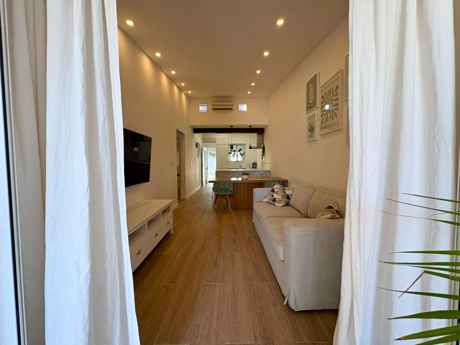 Bungalow Pareado Reformado en Orihuela Costa con Múltiples Exteriores, Bungalow pareado reformado en Orihuela Costa, a 3 km del mar. 3 dorm, 1 baño, diseño moderno. Disfruta de amplios exteriores: patio, terraza acristalada y solár