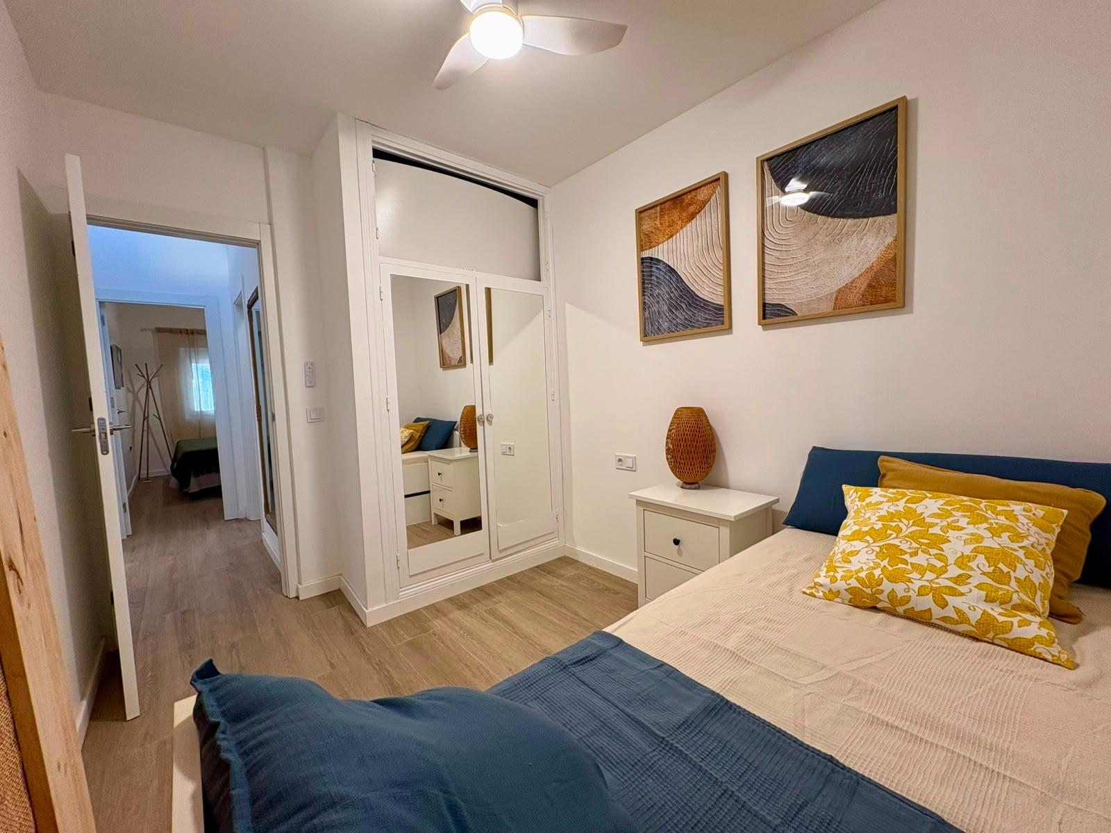 Bungalow Pareado Reformado en Orihuela Costa con Múltiples Exteriores, Bungalow pareado reformado en Orihuela Costa, a 3 km del mar. 3 dorm, 1 baño, diseño moderno. Disfruta de amplios exteriores: patio, terraza acristalada y solár