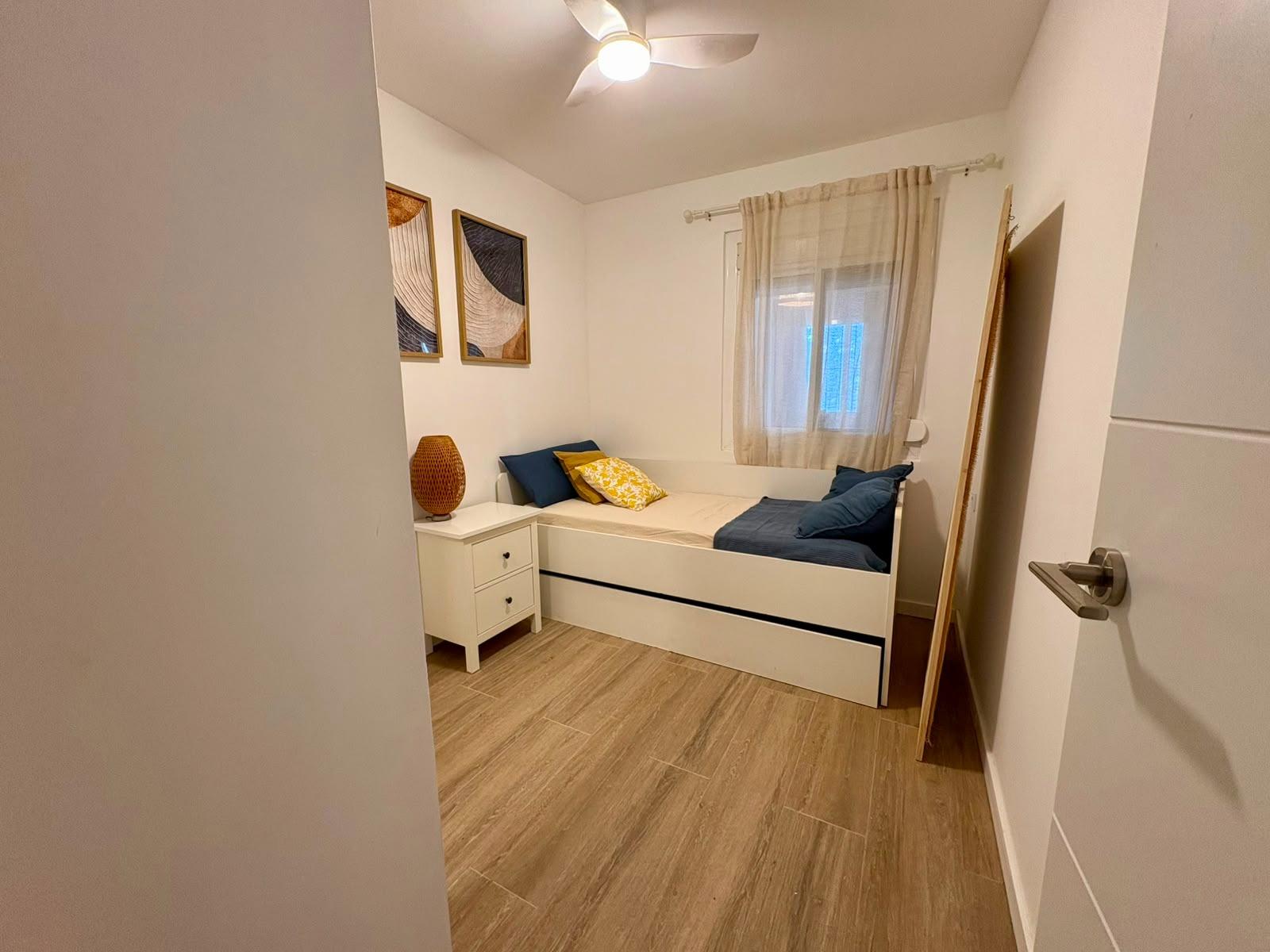 Bungalow Pareado Reformado en Orihuela Costa con Múltiples Exteriores, Bungalow pareado reformado en Orihuela Costa, a 3 km del mar. 3 dorm, 1 baño, diseño moderno. Disfruta de amplios exteriores: patio, terraza acristalada y solár