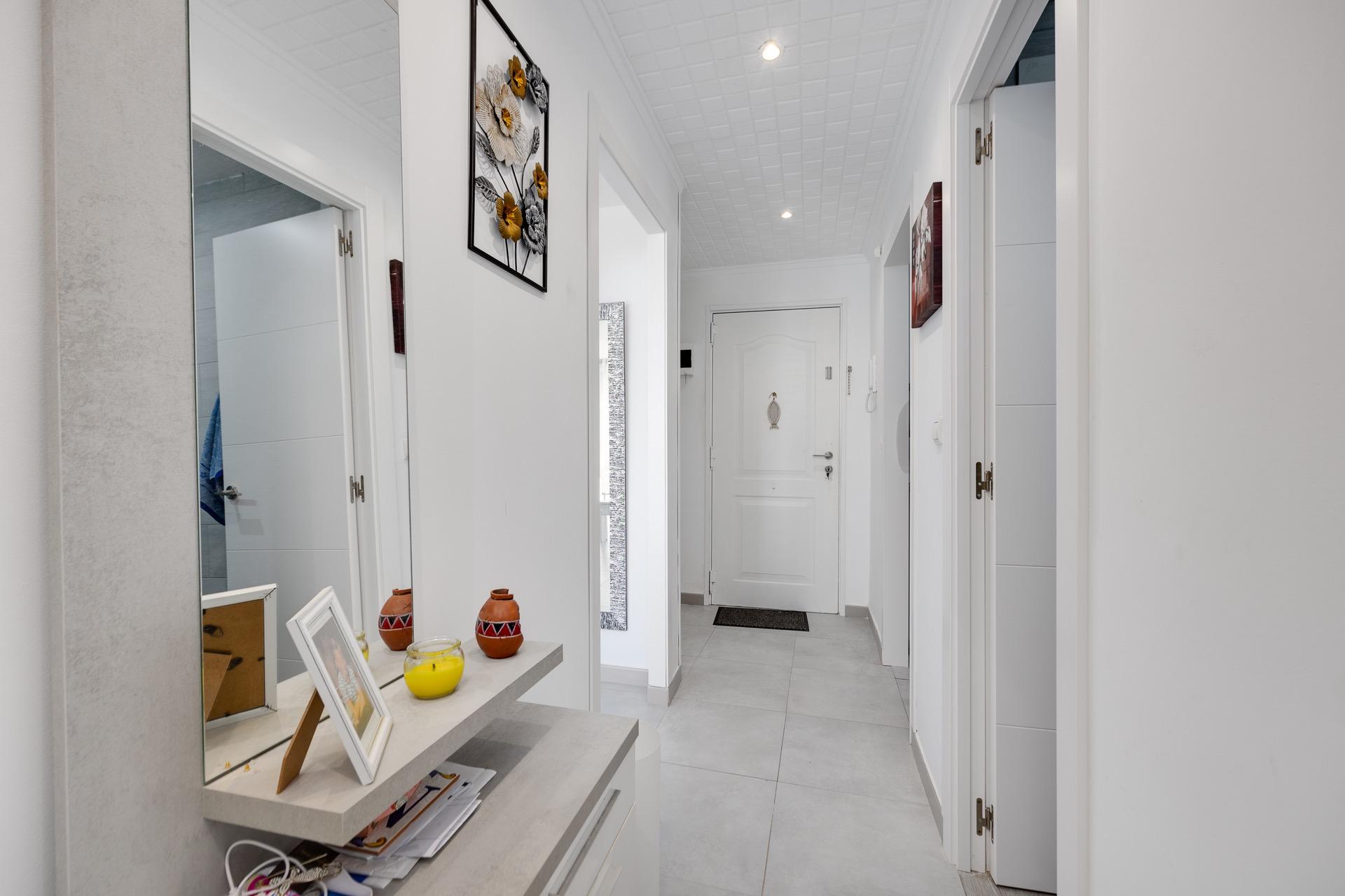 Bungalow Pareado Reformado en Orihuela Costa con Múltiples Exteriores, Bungalow pareado reformado en Orihuela Costa, a 3 km del mar. 3 dorm, 1 baño, diseño moderno. Disfruta de amplios exteriores: patio, terraza acristalada y solár