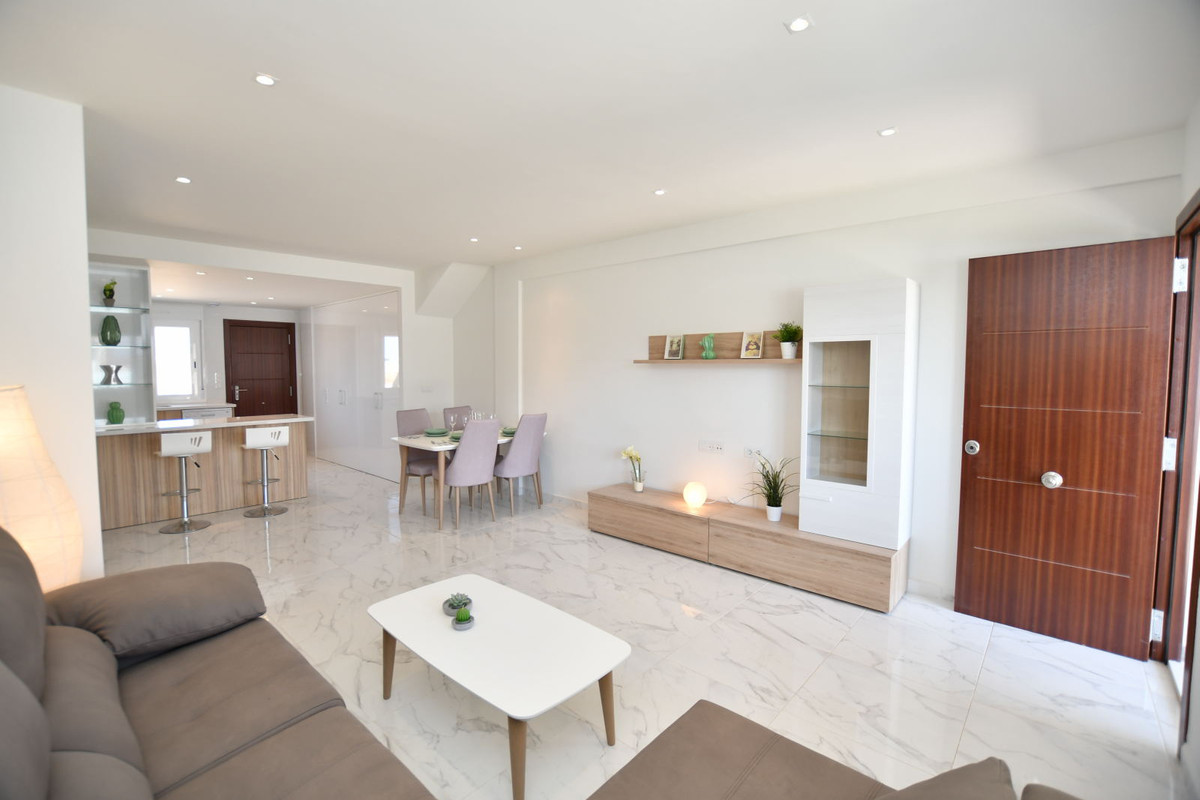 San Miguel de Salinas: Tu Villa con Vistas y Golf, Hogar en San Miguel de Salinas, Costa Blanca. Residencial exclusivo entre golf y playas. Modernas viviendas desde 251.900€ con jardín o solárium y vistas. Pisci