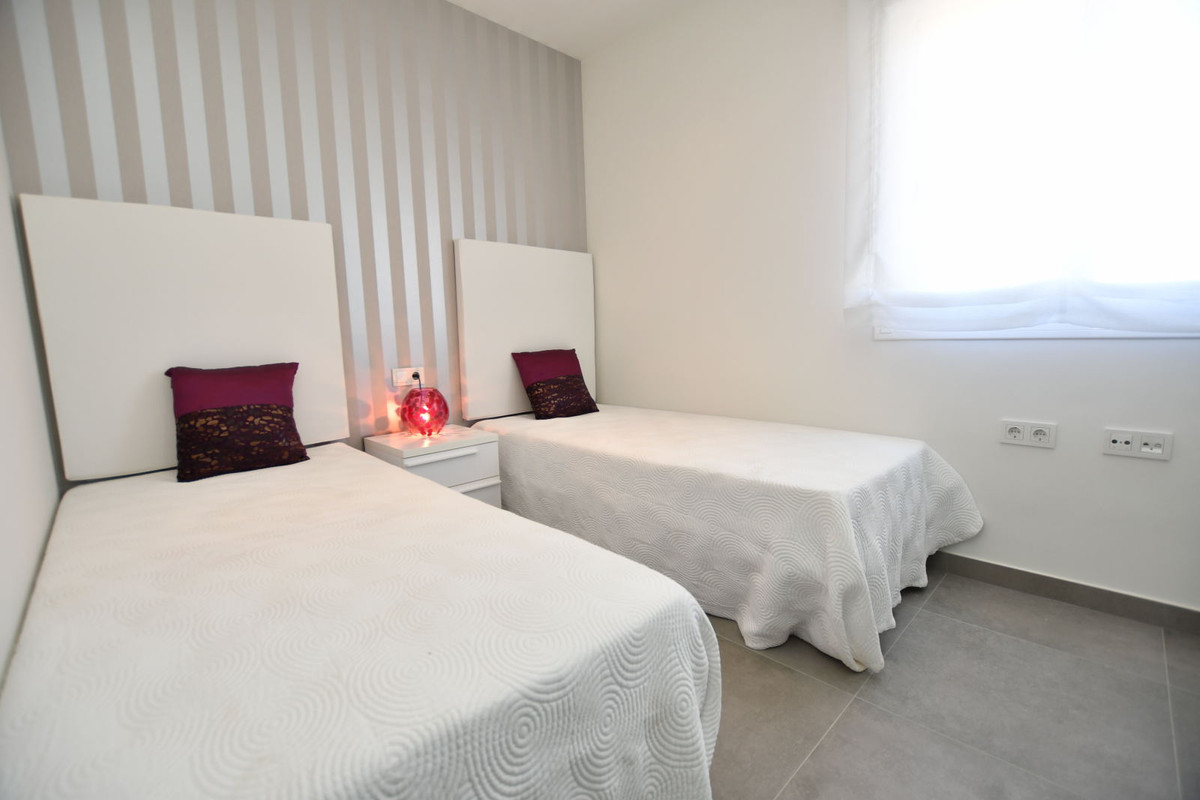 San Miguel de Salinas: Tu Villa con Vistas y Golf, Hogar en San Miguel de Salinas, Costa Blanca. Residencial exclusivo entre golf y playas. Modernas viviendas desde 251.900€ con jardín o solárium y vistas. Pisci
