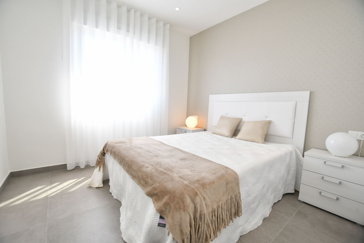 San Miguel de Salinas: Tu Villa con Vistas y Golf, Hogar en San Miguel de Salinas, Costa Blanca. Residencial exclusivo entre golf y playas. Modernas viviendas desde 251.900€ con jardín o solárium y vistas. Pisci