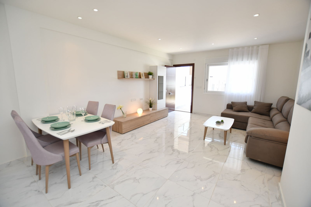 San Miguel de Salinas: Tu Villa con Vistas y Golf, Hogar en San Miguel de Salinas, Costa Blanca. Residencial exclusivo entre golf y playas. Modernas viviendas desde 251.900€ con jardín o solárium y vistas. Pisci
