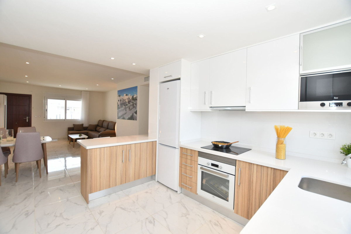 San Miguel de Salinas: Tu Villa con Vistas y Golf, Hogar en San Miguel de Salinas, Costa Blanca. Residencial exclusivo entre golf y playas. Modernas viviendas desde 251.900€ con jardín o solárium y vistas. Pisci