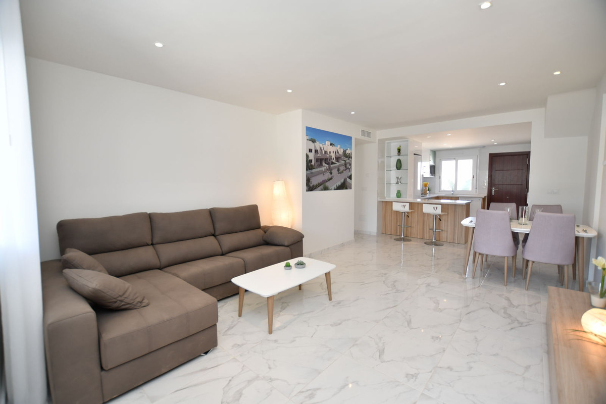 San Miguel de Salinas: Tu Villa con Vistas y Golf, Hogar en San Miguel de Salinas, Costa Blanca. Residencial exclusivo entre golf y playas. Modernas viviendas desde 251.900€ con jardín o solárium y vistas. Pisci