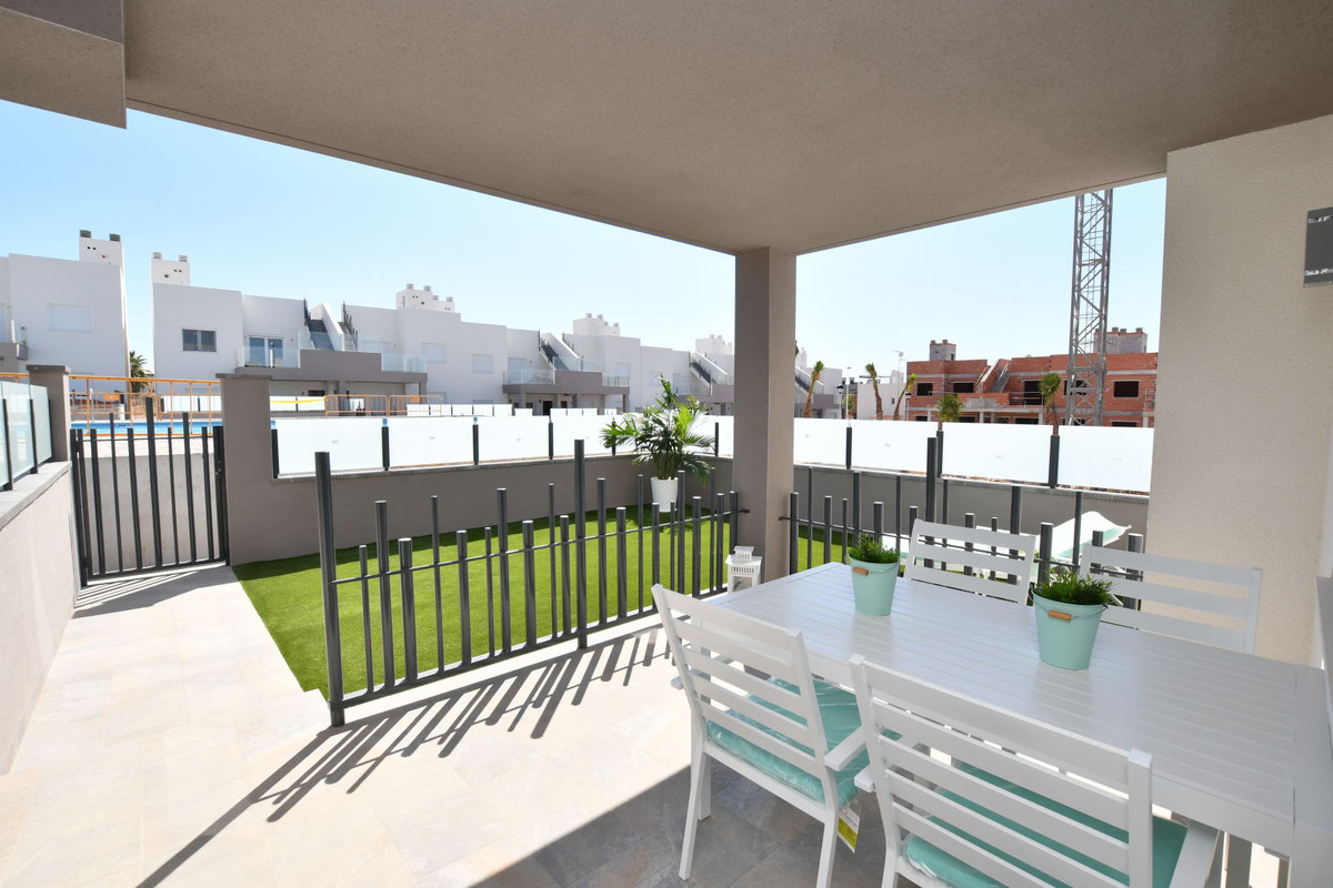 San Miguel de Salinas: Tu Villa con Vistas y Golf, Hogar en San Miguel de Salinas, Costa Blanca. Residencial exclusivo entre golf y playas. Modernas viviendas desde 251.900€ con jardín o solárium y vistas. Pisci