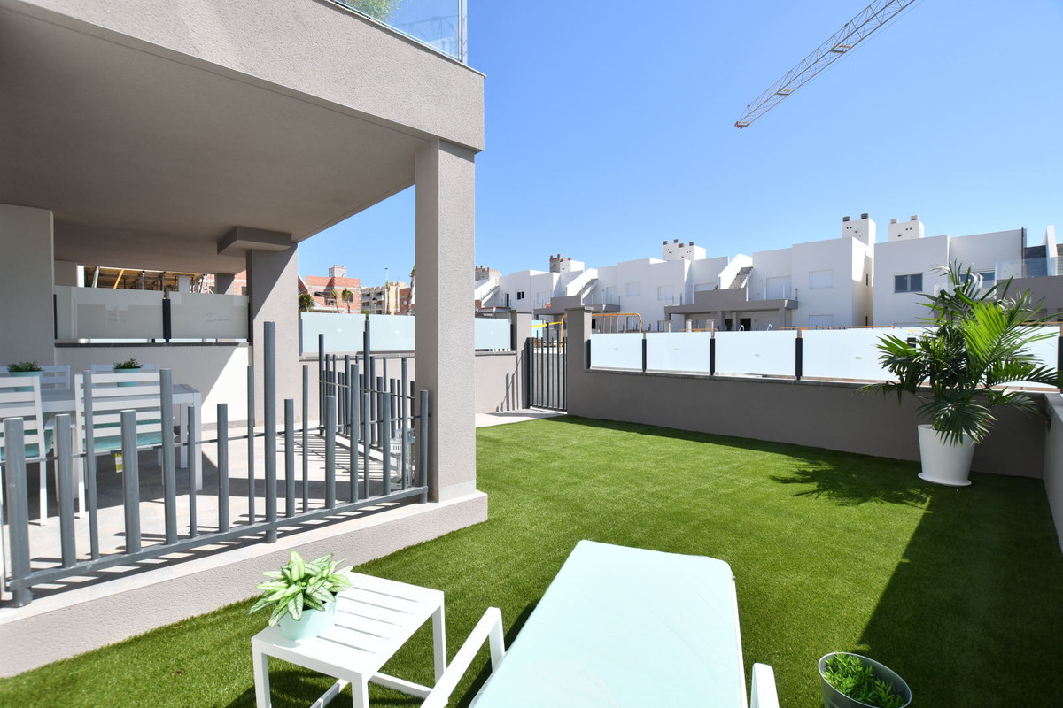San Miguel de Salinas: Tu Villa con Vistas y Golf, Hogar en San Miguel de Salinas, Costa Blanca. Residencial exclusivo entre golf y playas. Modernas viviendas desde 251.900€ con jardín o solárium y vistas. Pisci