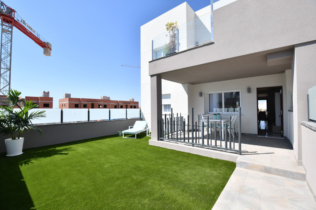 San Miguel de Salinas: Tu Villa con Vistas y Golf, Hogar en San Miguel de Salinas, Costa Blanca. Residencial exclusivo entre golf y playas. Modernas viviendas desde 251.900€ con jardín o solárium y vistas. Pisci