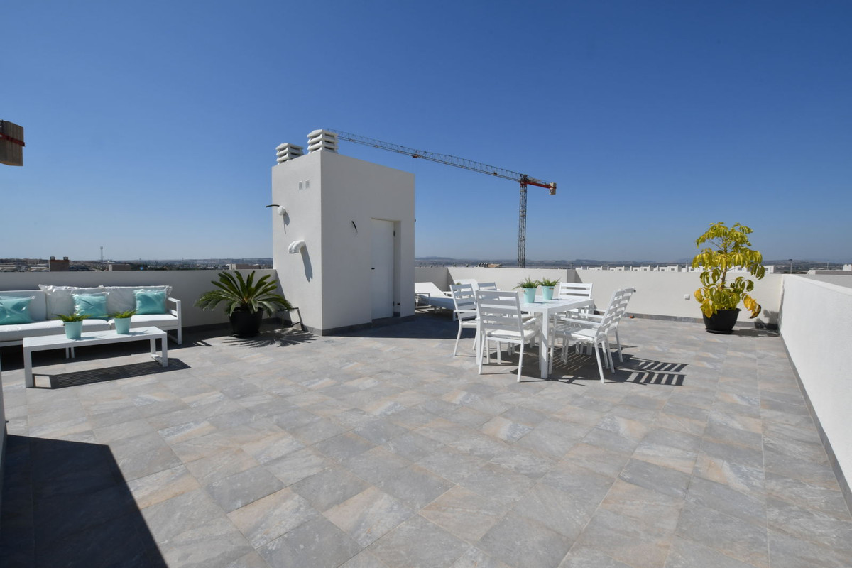 San Miguel de Salinas: Tu Villa con Vistas y Golf, Hogar en San Miguel de Salinas, Costa Blanca. Residencial exclusivo entre golf y playas. Modernas viviendas desde 251.900€ con jardín o solárium y vistas. Pisci