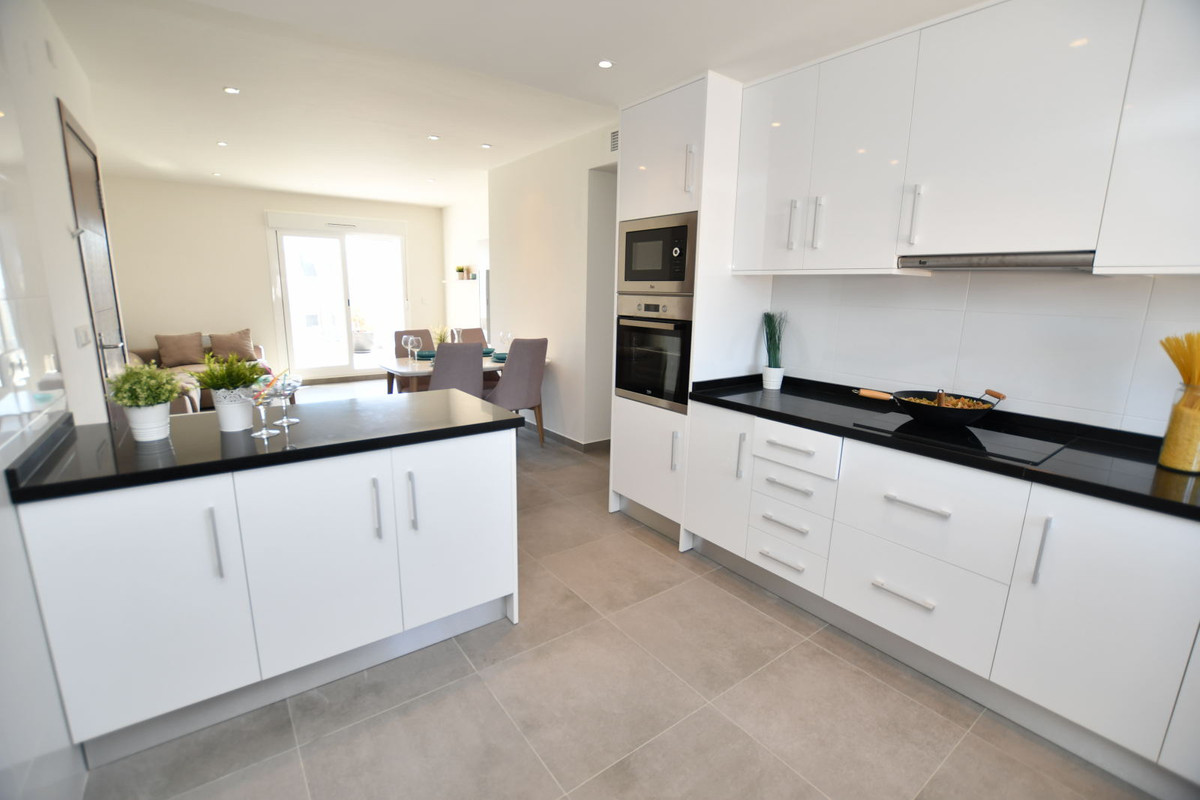 San Miguel de Salinas: Tu Villa con Vistas y Golf, Hogar en San Miguel de Salinas, Costa Blanca. Residencial exclusivo entre golf y playas. Modernas viviendas desde 251.900€ con jardín o solárium y vistas. Pisci