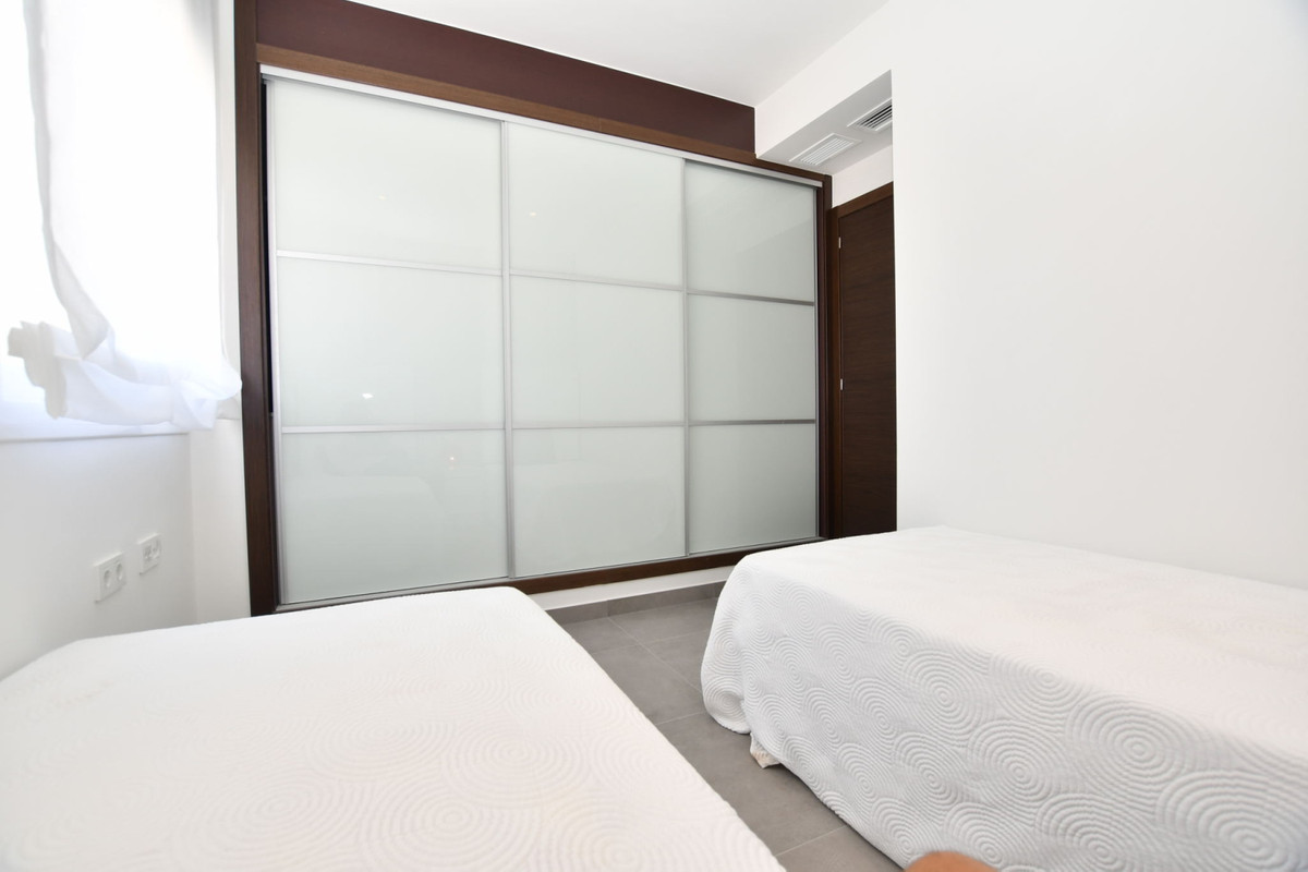 San Miguel de Salinas: Tu Villa con Vistas y Golf, Hogar en San Miguel de Salinas, Costa Blanca. Residencial exclusivo entre golf y playas. Modernas viviendas desde 251.900€ con jardín o solárium y vistas. Pisci