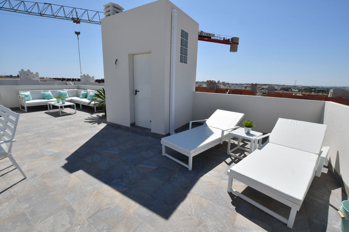 San Miguel de Salinas: Tu Villa con Vistas y Golf, Hogar en San Miguel de Salinas, Costa Blanca. Residencial exclusivo entre golf y playas. Modernas viviendas desde 251.900€ con jardín o solárium y vistas. Pisci