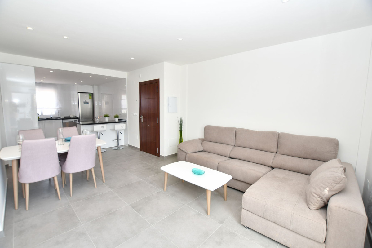San Miguel de Salinas: Tu Villa con Vistas y Golf, Hogar en San Miguel de Salinas, Costa Blanca. Residencial exclusivo entre golf y playas. Modernas viviendas desde 251.900€ con jardín o solárium y vistas. Pisci