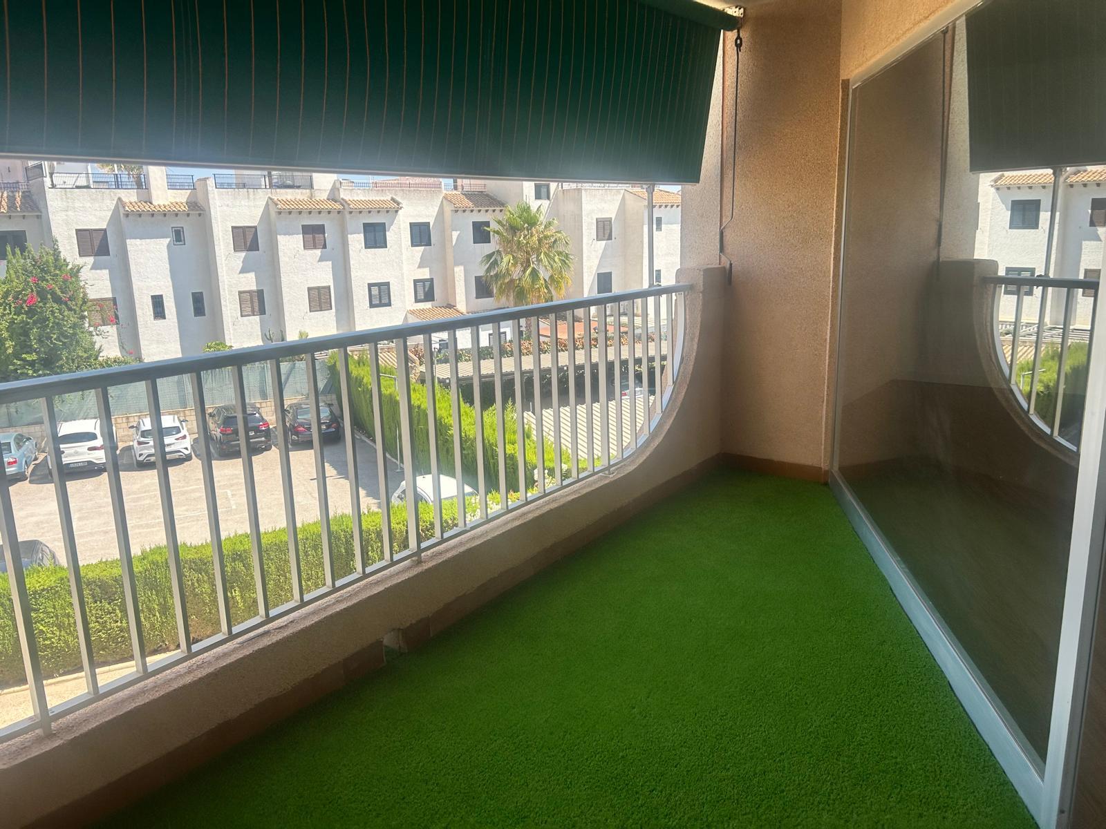 Apartamento Reformado, Vistas al Mar y Piscina en Orihuela Costa, Apartamento reformado de lujo en Zenia, Orihuela Costa. 3 hab, 2 baños, vistas al mar y a metros de la playa. Piscina, parking. ¡Tu inversión o vida costera de