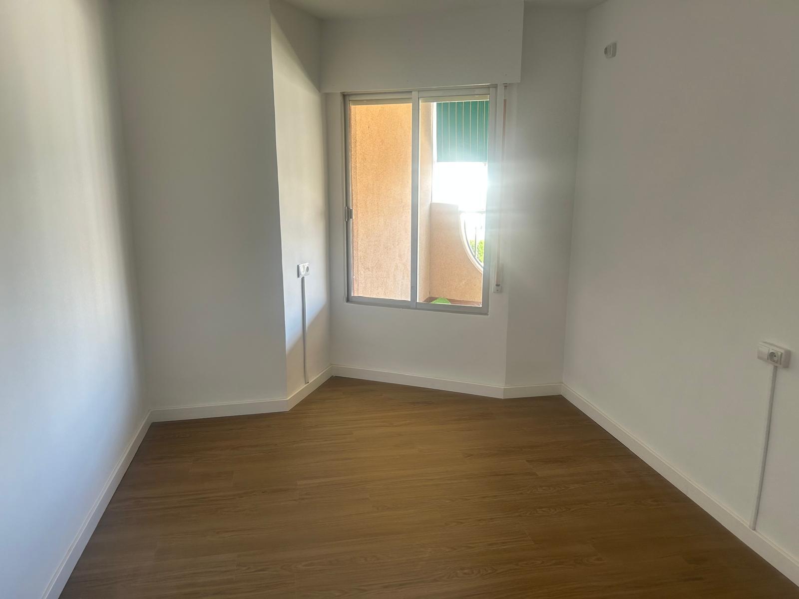 Apartamento Reformado, Vistas al Mar y Piscina en Orihuela Costa, Apartamento reformado de lujo en Zenia, Orihuela Costa. 3 hab, 2 baños, vistas al mar y a metros de la playa. Piscina, parking. ¡Tu inversión o vida costera de
