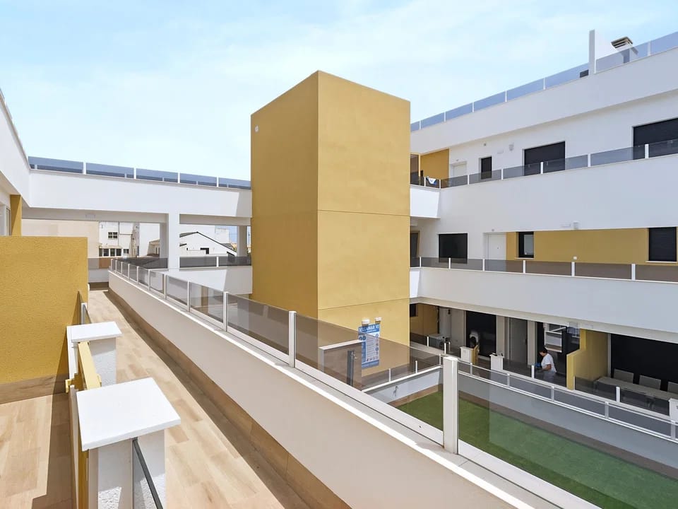 Lujoso Apartamento Nuevo en Pilar de la Horadada. ¡Alquiler Larga Duración!, Alquiler de lujo en Pilar de la Horadada, Alicante. Apartamento a estrenar: 2 dorm., 2 baños, terraza, amueblado, parking. Cerca de playas y servicios. ¡Desde 1