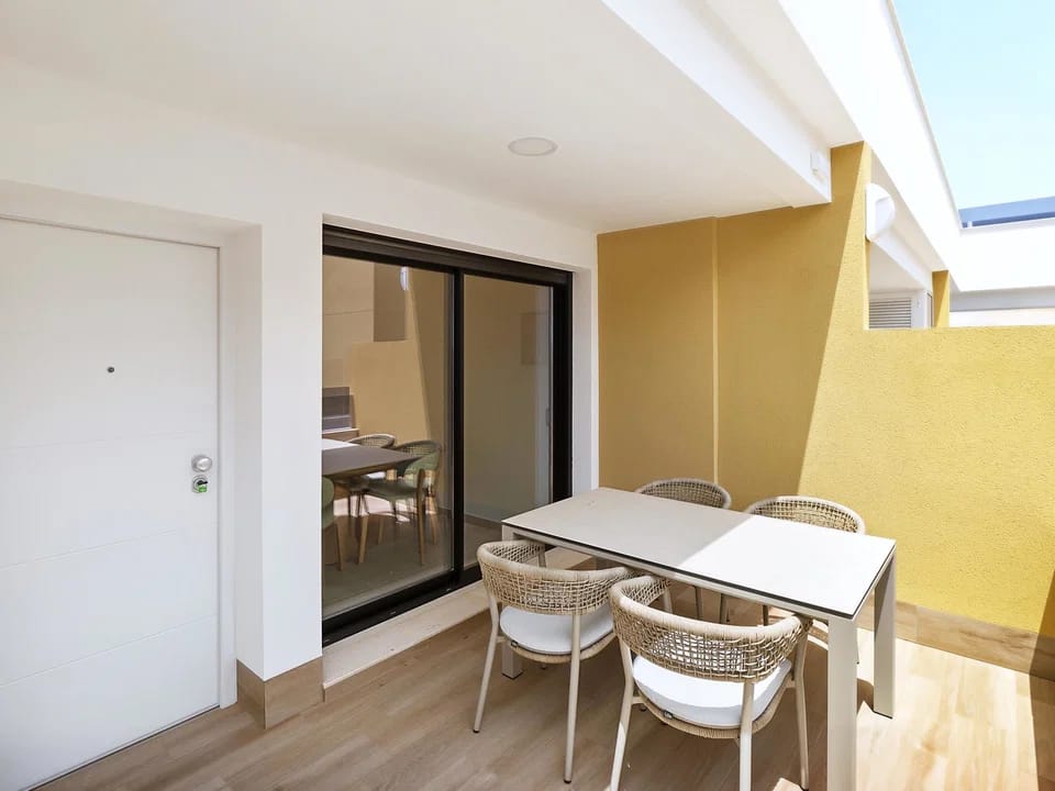 Lujoso Apartamento Nuevo en Pilar de la Horadada. ¡Alquiler Larga Duración!, Alquiler de lujo en Pilar de la Horadada, Alicante. Apartamento a estrenar: 2 dorm., 2 baños, terraza, amueblado, parking. Cerca de playas y servicios. ¡Desde 1