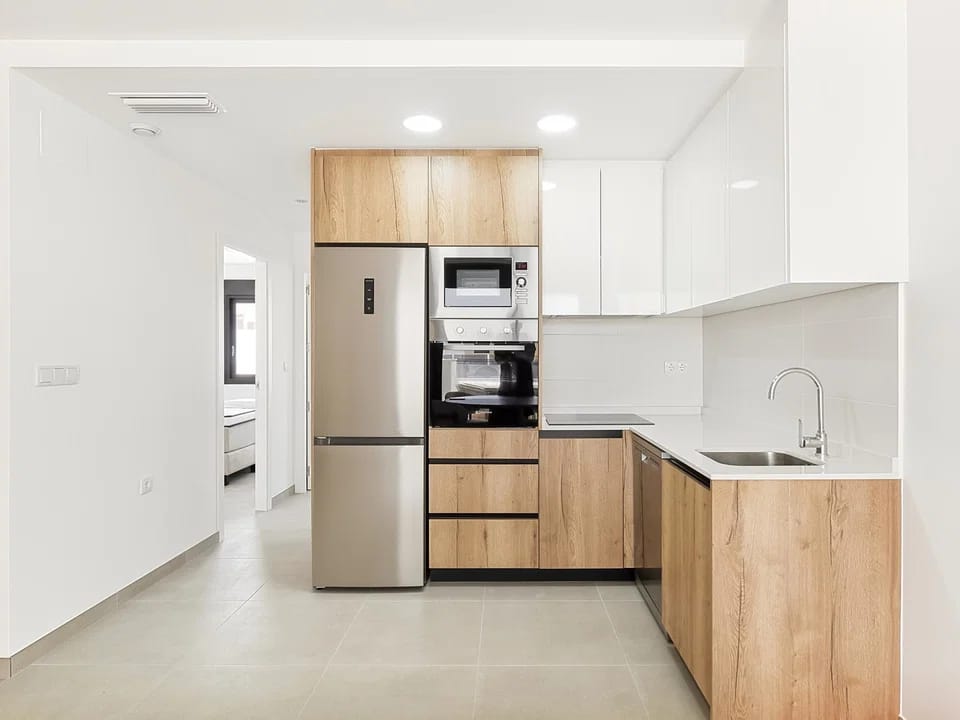 Lujoso Apartamento Nuevo en Pilar de la Horadada. ¡Alquiler Larga Duración!, Alquiler de lujo en Pilar de la Horadada, Alicante. Apartamento a estrenar: 2 dorm., 2 baños, terraza, amueblado, parking. Cerca de playas y servicios. ¡Desde 1