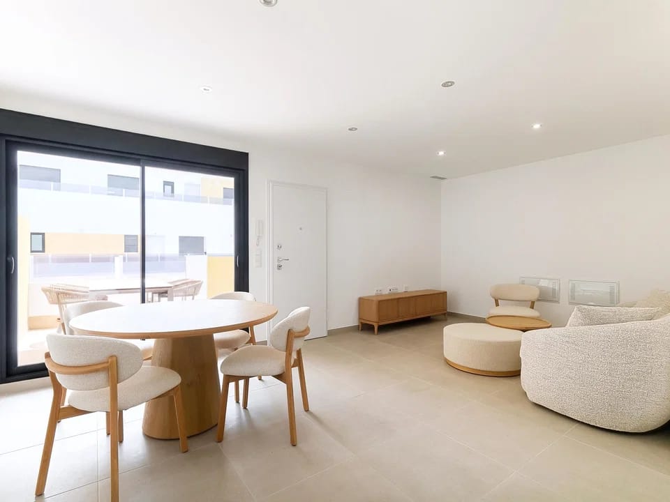 Lujoso Apartamento Nuevo en Pilar de la Horadada. ¡Alquiler Larga Duración!, Alquiler de lujo en Pilar de la Horadada, Alicante. Apartamento a estrenar: 2 dorm., 2 baños, terraza, amueblado, parking. Cerca de playas y servicios. ¡Desde 1