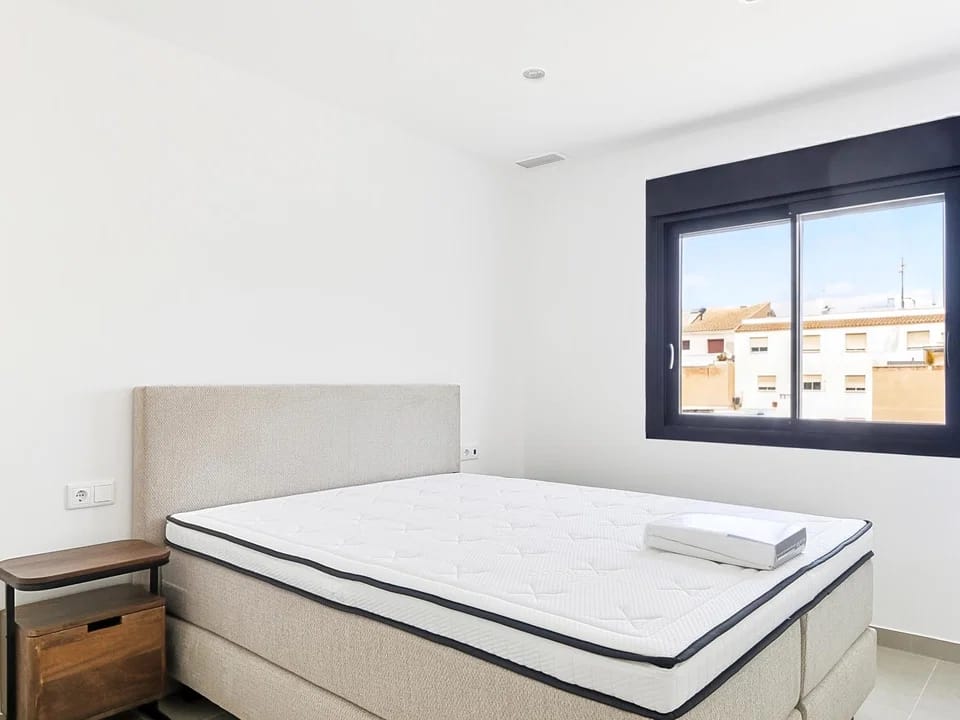 Lujoso Apartamento Nuevo en Pilar de la Horadada. ¡Alquiler Larga Duración!, Alquiler de lujo en Pilar de la Horadada, Alicante. Apartamento a estrenar: 2 dorm., 2 baños, terraza, amueblado, parking. Cerca de playas y servicios. ¡Desde 1