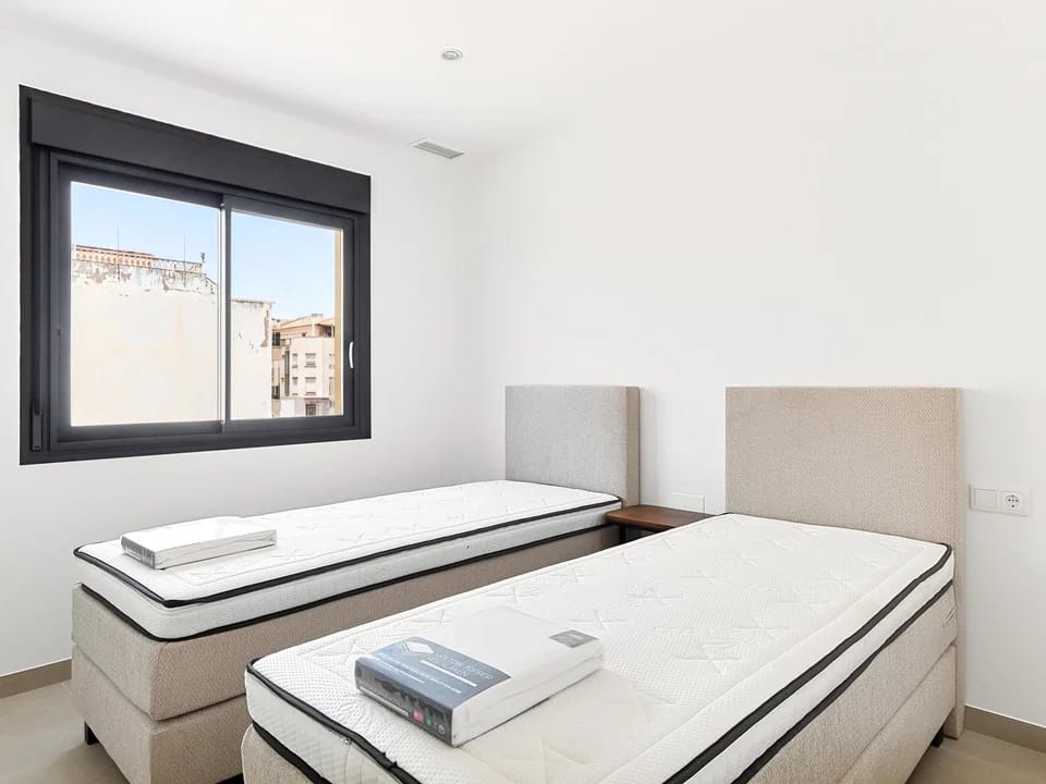 Lujoso Apartamento Nuevo en Pilar de la Horadada. ¡Alquiler Larga Duración!, Alquiler de lujo en Pilar de la Horadada, Alicante. Apartamento a estrenar: 2 dorm., 2 baños, terraza, amueblado, parking. Cerca de playas y servicios. ¡Desde 1
