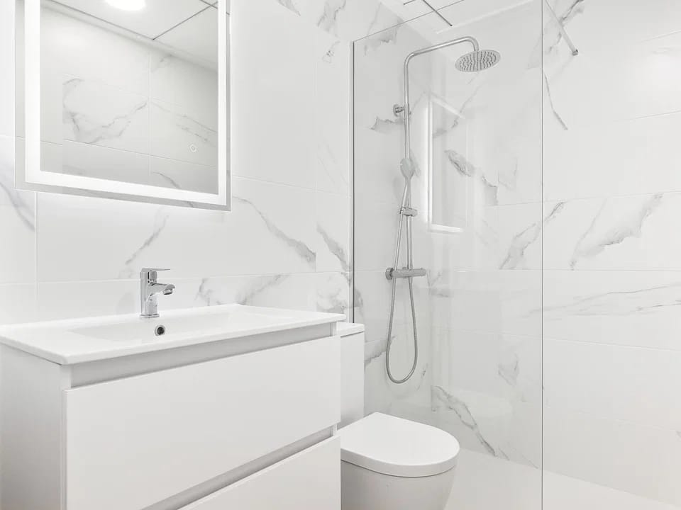 Lujoso Apartamento Nuevo en Pilar de la Horadada. ¡Alquiler Larga Duración!, Alquiler de lujo en Pilar de la Horadada, Alicante. Apartamento a estrenar: 2 dorm., 2 baños, terraza, amueblado, parking. Cerca de playas y servicios. ¡Desde 1