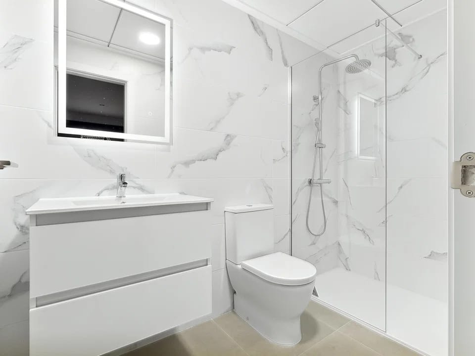Lujoso Apartamento Nuevo en Pilar de la Horadada. ¡Alquiler Larga Duración!, Alquiler de lujo en Pilar de la Horadada, Alicante. Apartamento a estrenar: 2 dorm., 2 baños, terraza, amueblado, parking. Cerca de playas y servicios. ¡Desde 1