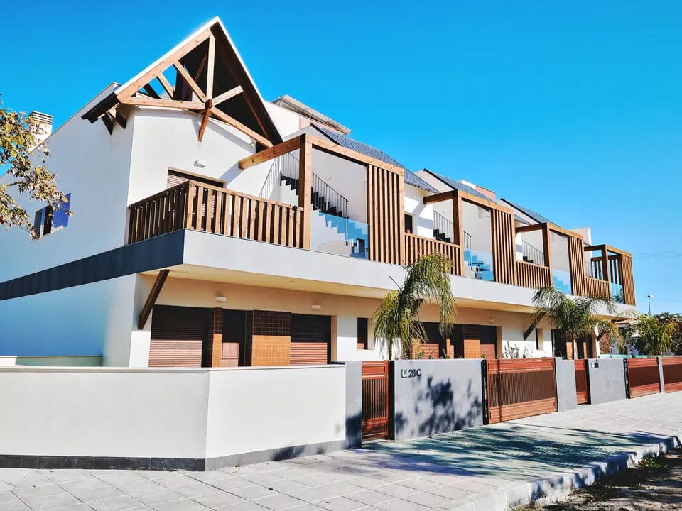 Exclusivo Apartamento Tailandés en Pilar de la Horadada. ¡Alquiler Larga Duración!, Descubra este apartamento de lujo de nueva construcción en Pilar de la Horadada. 2 dorm, 2 baños, terraza, solárium. Amueblado, parking. ¡Desde 1000€/mes! Dispo