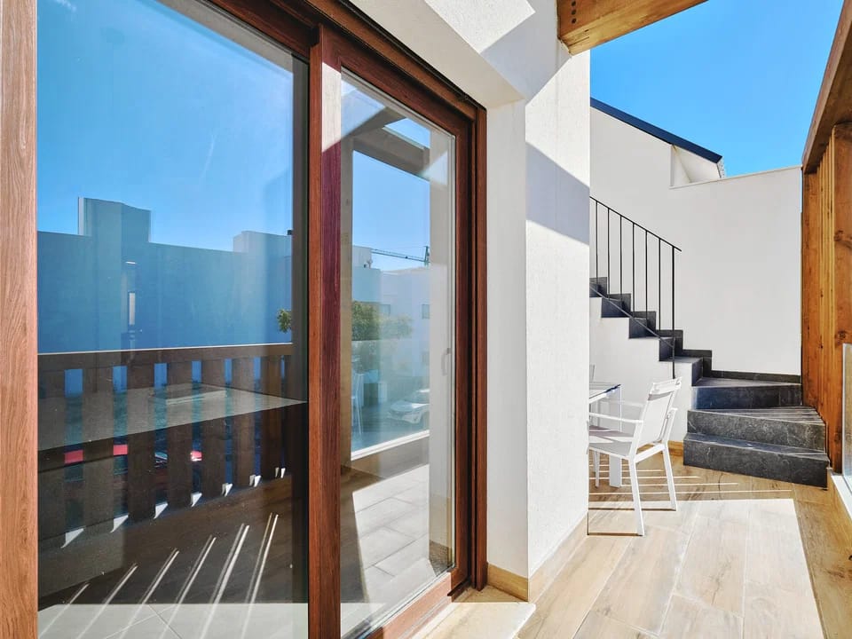 Exclusivo Apartamento Tailandés en Pilar de la Horadada. ¡Alquiler Larga Duración!, Descubra este apartamento de lujo de nueva construcción en Pilar de la Horadada. 2 dorm, 2 baños, terraza, solárium. Amueblado, parking. ¡Desde 1000€/mes! Dispo