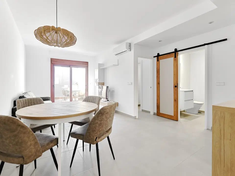 Exclusivo Apartamento Tailandés en Pilar de la Horadada. ¡Alquiler Larga Duración!, Descubra este apartamento de lujo de nueva construcción en Pilar de la Horadada. 2 dorm, 2 baños, terraza, solárium. Amueblado, parking. ¡Desde 1000€/mes! Dispo