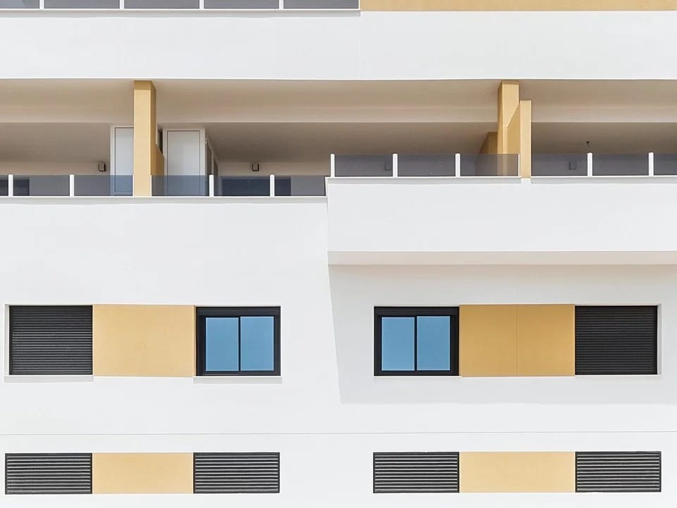 Lujoso Apartamento Nuevo en Pilar de la Horadada: ¡Alquiler Larga Duración!, Alquile este moderno apartamento de 3 dorm. en Pilar de la Horadada, Alicante. Amueblado, terraza, parking y cerca de la playa. ¡Su hogar por 1250€/mes!