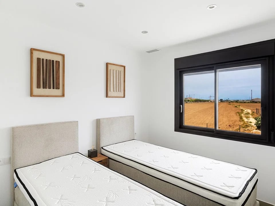 Lujoso Apartamento Nuevo en Pilar de la Horadada: ¡Alquiler Larga Duración!, Alquile este moderno apartamento de 3 dorm. en Pilar de la Horadada, Alicante. Amueblado, terraza, parking y cerca de la playa. ¡Su hogar por 1250€/mes!