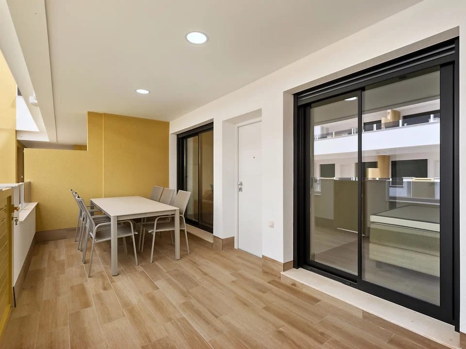 Lujoso Apartamento Nuevo en Pilar de la Horadada: ¡Alquiler Larga Duración!, Alquile este moderno apartamento de 3 dorm. en Pilar de la Horadada, Alicante. Amueblado, terraza, parking y cerca de la playa. ¡Su hogar por 1250€/mes!