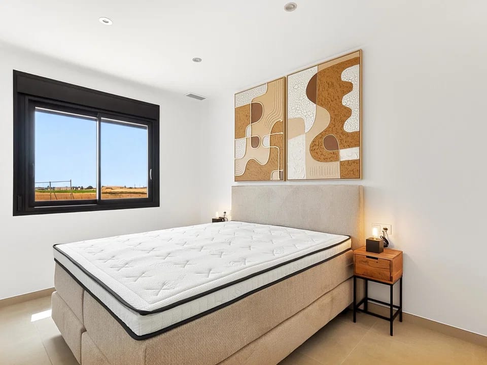 Lujoso Apartamento Nuevo en Pilar de la Horadada: ¡Alquiler Larga Duración!, Alquile este moderno apartamento de 3 dorm. en Pilar de la Horadada, Alicante. Amueblado, terraza, parking y cerca de la playa. ¡Su hogar por 1250€/mes!