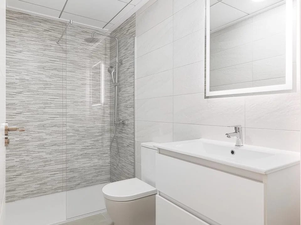 Lujoso Apartamento Nuevo en Pilar de la Horadada: ¡Alquiler Larga Duración!, Alquile este moderno apartamento de 3 dorm. en Pilar de la Horadada, Alicante. Amueblado, terraza, parking y cerca de la playa. ¡Su hogar por 1250€/mes!