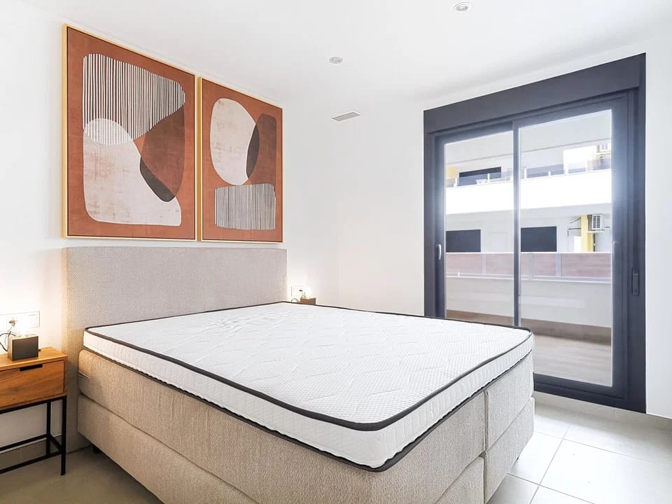 Lujoso Apartamento Nuevo en Pilar de la Horadada: ¡Alquiler Larga Duración!, Alquile este moderno apartamento de 3 dorm. en Pilar de la Horadada, Alicante. Amueblado, terraza, parking y cerca de la playa. ¡Su hogar por 1250€/mes!