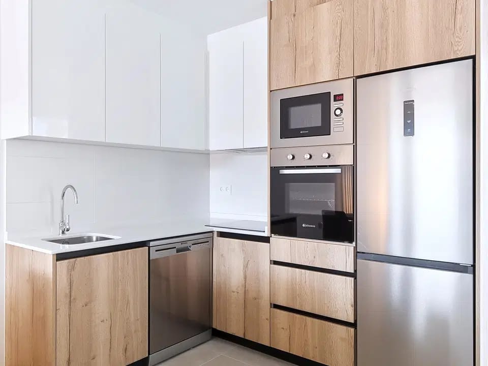 Lujoso Apartamento Nuevo en Pilar de la Horadada: ¡Alquiler Larga Duración!, Alquile este moderno apartamento de 3 dorm. en Pilar de la Horadada, Alicante. Amueblado, terraza, parking y cerca de la playa. ¡Su hogar por 1250€/mes!