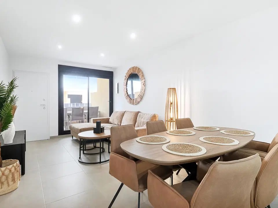 Lujoso Apartamento Nuevo en Pilar de la Horadada: ¡Alquiler Larga Duración!, Alquile este moderno apartamento de 3 dorm. en Pilar de la Horadada, Alicante. Amueblado, terraza, parking y cerca de la playa. ¡Su hogar por 1250€/mes!