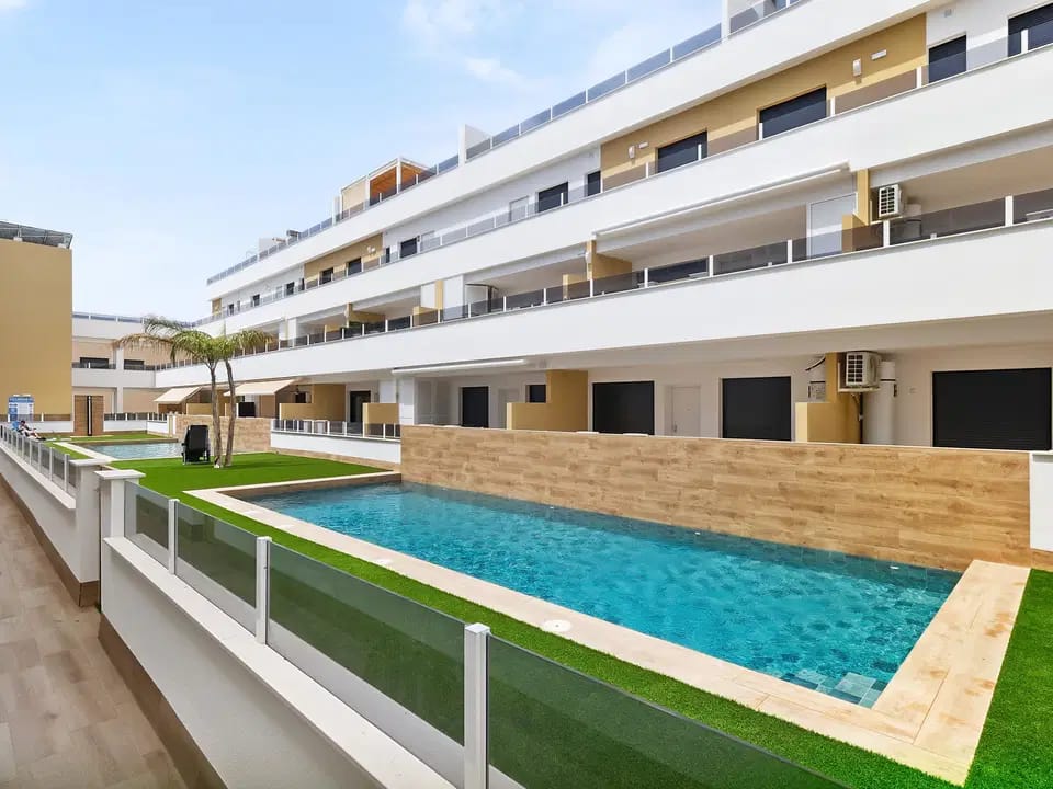 Lujoso Apartamento Nuevo en Pilar de la Horadada: ¡Alquiler Larga Duración!, Alquile este moderno apartamento de 3 dorm. en Pilar de la Horadada, Alicante. Amueblado, terraza, parking y cerca de la playa. ¡Su hogar por 1250€/mes!