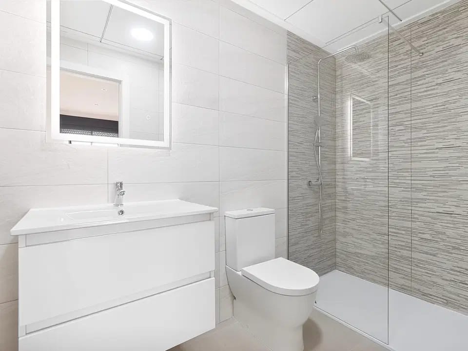 Lujoso Apartamento Nuevo en Pilar de la Horadada: ¡Alquiler Larga Duración!, Alquile este moderno apartamento de 3 dorm. en Pilar de la Horadada, Alicante. Amueblado, terraza, parking y cerca de la playa. ¡Su hogar por 1250€/mes!