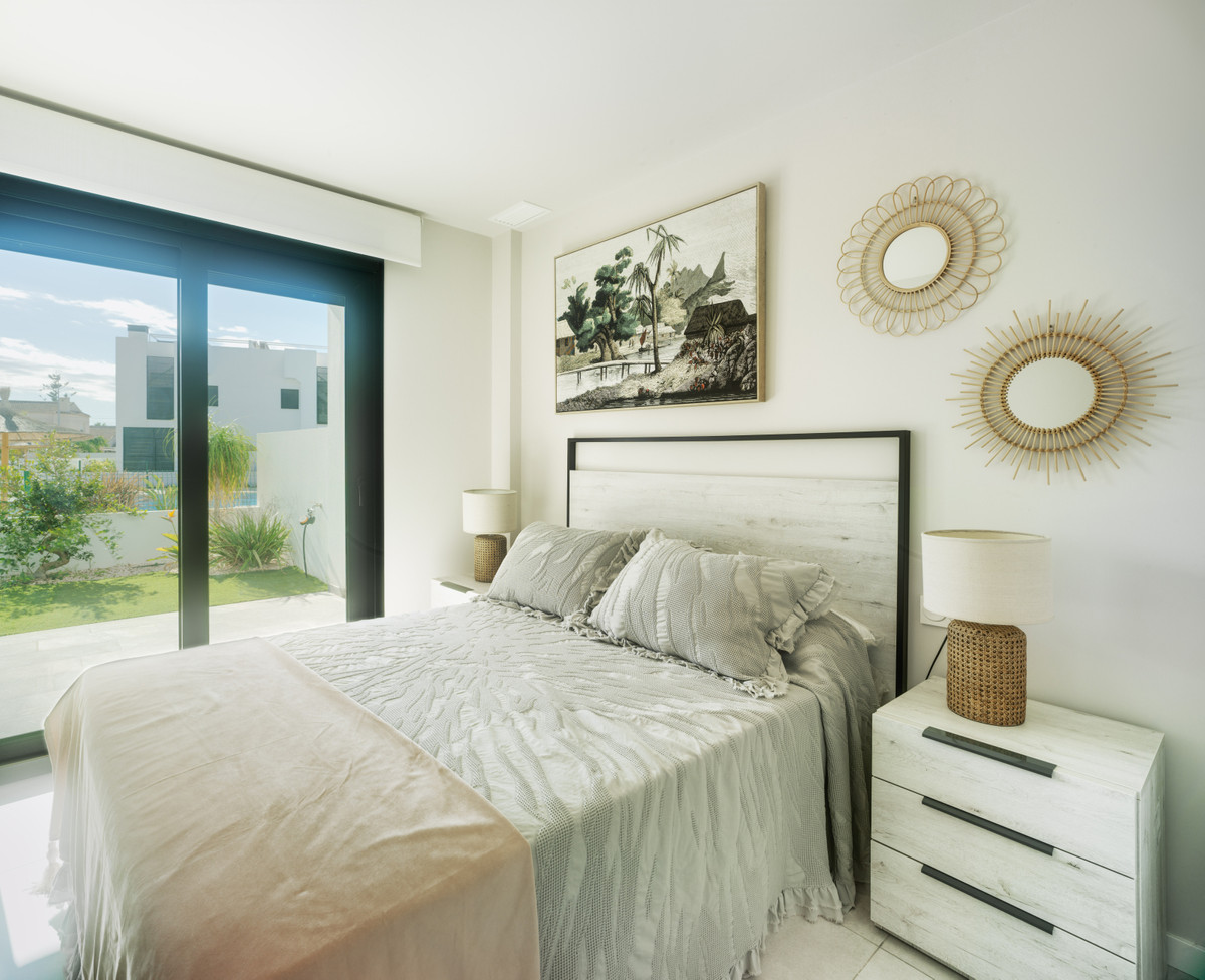 Mil Palmeras: Tu Oasis Mediterráneo a Pasos del Mar, Vive el lujo en Mil Palmeras, Costa Blanca. Exclusivos apartamentos a 600m de la playa. Disfruta de piscinas, jardines y seguridad. 2/3 dorm. desde 269.000€. ¡T