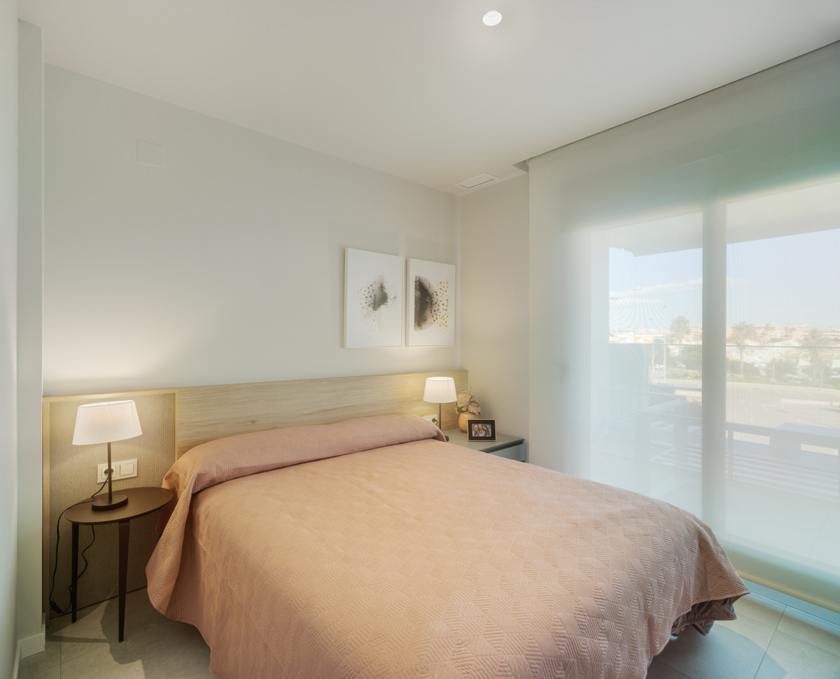 Mil Palmeras: Tu Oasis Mediterráneo a Pasos del Mar, Vive el lujo en Mil Palmeras, Costa Blanca. Exclusivos apartamentos a 600m de la playa. Disfruta de piscinas, jardines y seguridad. 2/3 dorm. desde 269.000€. ¡T