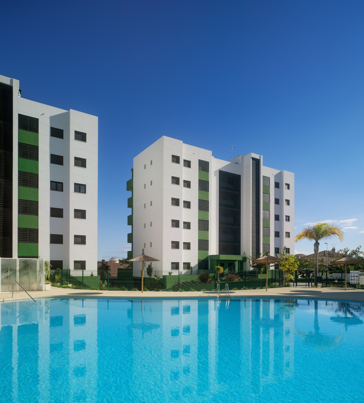 Mil Palmeras: Tu Oasis Mediterráneo a Pasos del Mar, Vive el lujo en Mil Palmeras, Costa Blanca. Exclusivos apartamentos a 600m de la playa. Disfruta de piscinas, jardines y seguridad. 2/3 dorm. desde 269.000€. ¡T