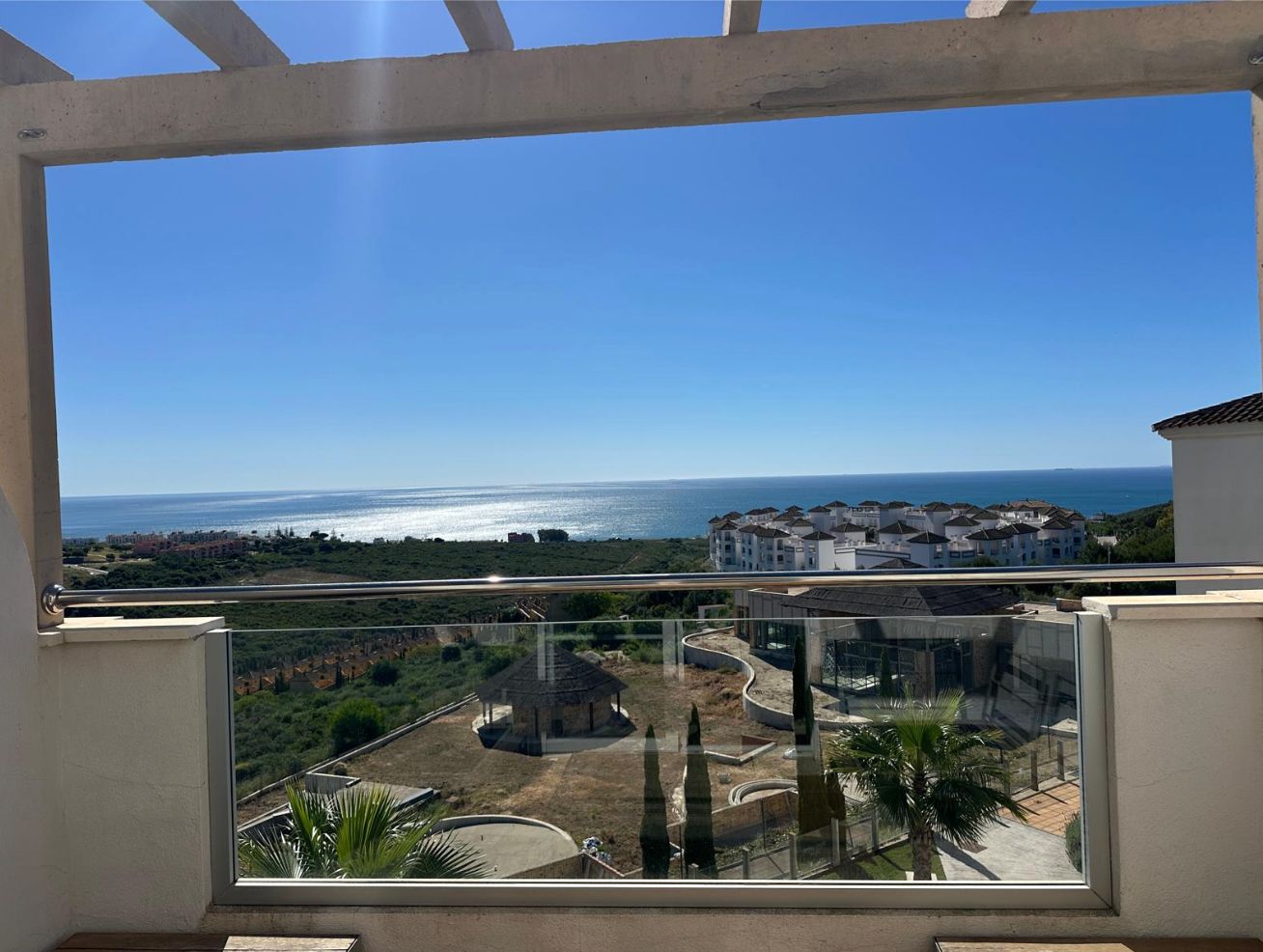 Ático Exclusivo en Manilva: Vistas al Mar, Lujo y Rentabilidad, Ático de lujo en Manilva con vistas frontales al mar. 3 dorm., terraza privada. Ideal inversión o residencia vacacional en Costa del Sol. ¡Con Licencia Turístic
