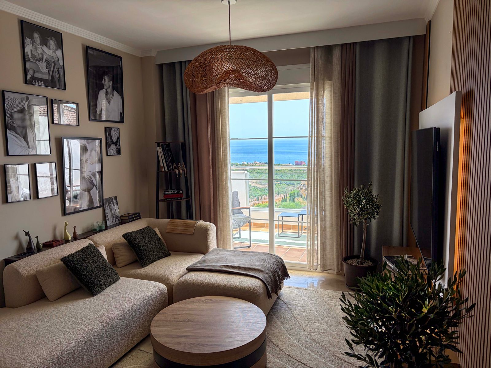Ático Exclusivo en Manilva: Vistas al Mar, Lujo y Rentabilidad, Ático de lujo en Manilva con vistas frontales al mar. 3 dorm., terraza privada. Ideal inversión o residencia vacacional en Costa del Sol. ¡Con Licencia Turístic