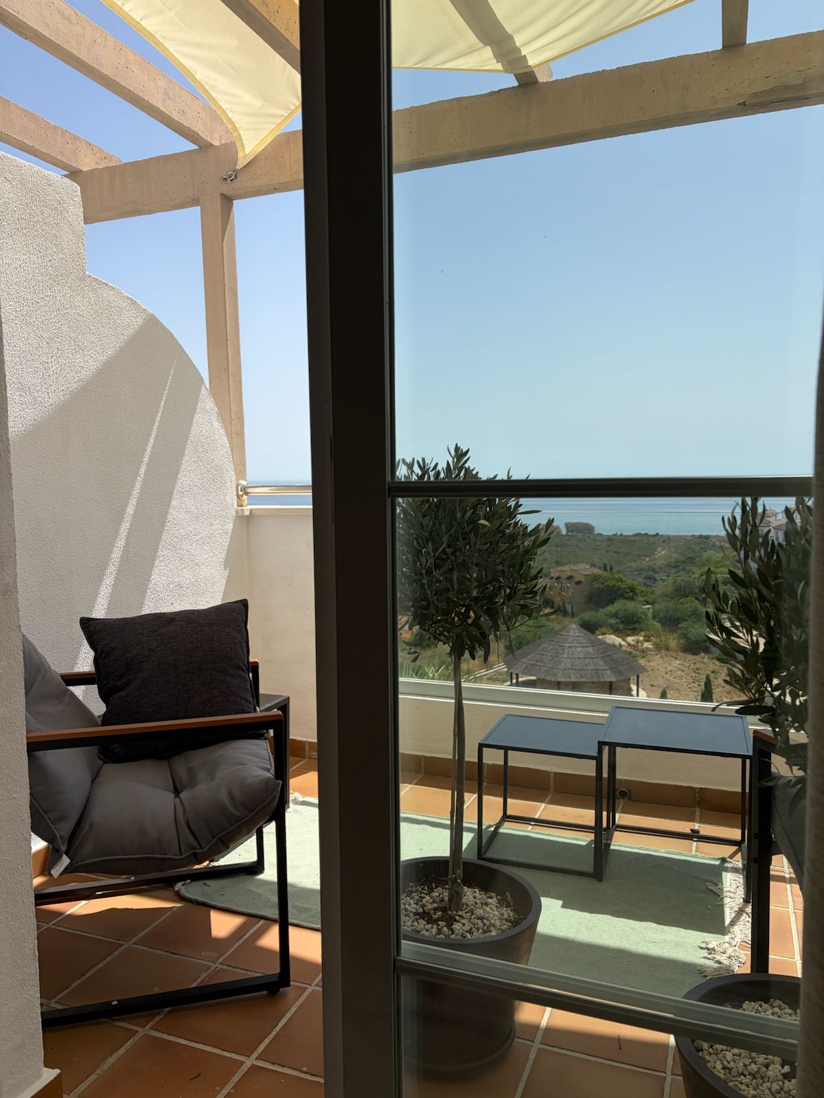 Ático Exclusivo en Manilva: Vistas al Mar, Lujo y Rentabilidad, Ático de lujo en Manilva con vistas frontales al mar. 3 dorm., terraza privada. Ideal inversión o residencia vacacional en Costa del Sol. ¡Con Licencia Turístic